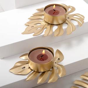 Elegante Portavelas con Acabado Dorado en Forma de Hoja, Pieza Decorativa Ideal para Decoración del Hogar en Diwali, Iluminación Festiva y Estilismo de Vanidad - Product Image 1