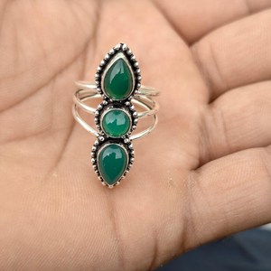 Bague triple pierre en onyx vert faite à la main, bague statement bohème en pierres oxydées, plaqué argent 925, bijoux unisexe - Product Image 2