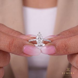 Bague d'anniversaire moderne en diamant de laboratoire taille marquise, sertie de quatre griffes, avec halo caché et bande pavée, pour elle - Product Image 1
