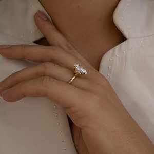 Anillo de Compromiso con Diamante Cultivado en Laboratorio de Corte Ovalado y Halo Oculto, Oro Amarillo de 18k/14k, Anillo de Boda Minimalista de Lujo para Mujer - Product Image 6