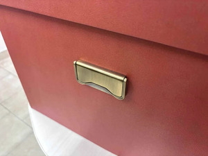 Caja de Regalo Rígida Grande de Lujo con Tapa Desmontable, Caja de Embalaje de Papel Terracota con Asa de Latón y Logotipo en Lámina Dorada - Product Image 5