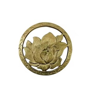 Sous-plat rond en métal doré avec motif de fleur de lotus en relief, résistant à la chaleur, pour casseroles et poêles, style bohème ethnique, pour la cuisine et la salle à manger - Product Image 1