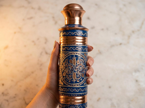 Botella de Agua de Cobre Hecha a Mano con Diseño Floral Azul Grabado, Botella Tradicional India para Beber, Vajilla Decorativa de Cobre para el Hogar - Product Image 4