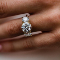 Bague de fiançailles en or jaune avec trois moissanites rondes, bague trilogie trois pierres, bague de mariage en or massif 10K, cadeau