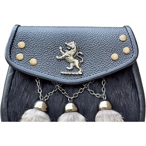 Sporran écossais traditionnel en cuir et fourrure avec crête de lion, rabat clouté, trois pompons en fourrure et accessoires haut de gamme pour kilt des Highlands - Product Image 2