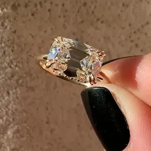 Bague de fiançailles classique pour femme Tishya Diamond 4.00Ct, taille coussin, sertie à griffes, en or jaune massif 14 carats, provenance mine ancienne - Product Image 1