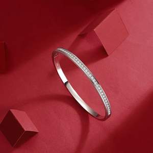 Bracelet jonc en or blanc et diamants pour femme – Diamants micro-sertis classiques, ronds et brillants, bijoux de mariage élégants et fins - Product Image 6