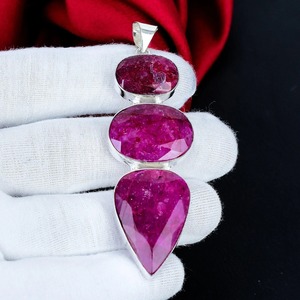 Colgante de rubí en plata de ley 925 hecho a mano con tres piedras, joyería de lujo, regalo para mujer, venta al por mayor. - Product Image 1