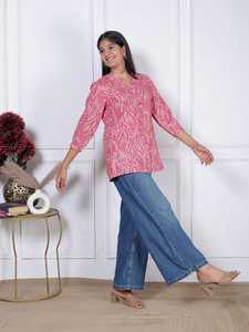 Exclusiva Camisa Corta Informal Premium para Mujer, con Estampado Paisley Rosa, Cuello con Botones, Corte Holgado, 100% Algodón - Product Image 3