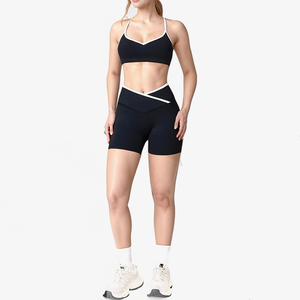 Ensemble de fitness pour femme, couleur unie contrastante, short taille haute croisé en V et brassière de sport dos nu à col en V - Product Image 2