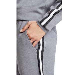 Survêtement gris personnalisé avec fermeture éclair, col rond, coupe ample, taille élastique et poches latérales - Product Image 4