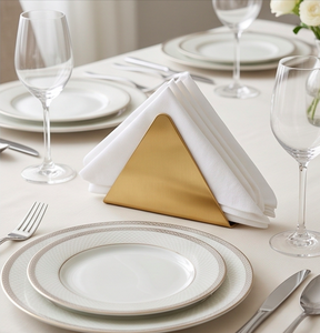 Porte-serviettes triangulaire en métal doré moderne, design élégant et minimaliste pour table à manger, cuisine et décoration intérieure - Product Image 3