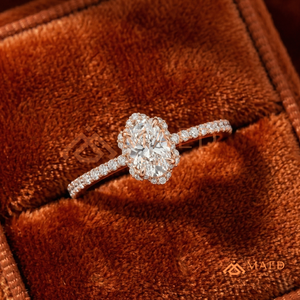 แหวนโรแมนติกทรงวงรีประดับเพชรแบบฮาโล ทำจากทองคำโรสโกลด์ 14K |   แหวนเจ้าสาวลายสแกลลอปที่ได้รับแรงบันดาลใจจากวินเทจ - Product Image 2
