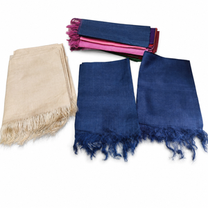 Écharpes en soie Tussah unies multicolores avec franges pour accessoires de mode - Product Image 1