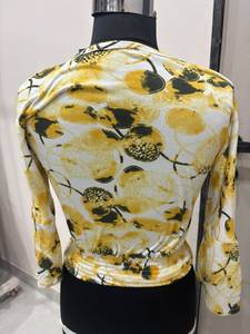 Blusa Corta para Mujer, Color Amarillo Estampado, Mangas Largas Tipo Campana, Cuello Redondo, Cintura Elástica, Estilo Casual para Uso Diario, Venta al Por Mayor - Product Image 3