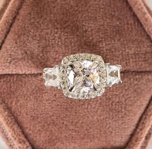 Bague de fiançailles en or blanc 10K massif avec moissanite taille coussin, halo solitaire et pierres latérales taille trapèze - Product Image 2