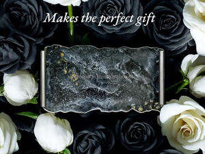 Plateau décoratif en résine époxy noire fait main, design géode, plateau de vanité, cadeau de pendaison de crémaillère, art fonctionnel en forme de géode - Product Image 6