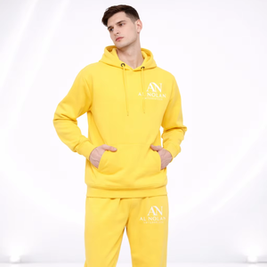ชุดเสื้อฮู้ดดี้และกางเกงจ็อกเกอร์สีพื้นสำหรับผู้ชาย – ชุดลำลองสีเหลืองพร้อมโลโก้แบบกำหนดเอง - Product Image 1