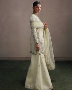 Lancement de la nouvelle collection de vêtements de soirée de créateur : Top, Dupatta, Salwar Kameez en tissu de soie naturelle lourde avec broderie à la main et travail de sequins rapide. - Product Image 2