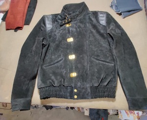 Manteau d'hiver pour homme personnalisé en daim noir, coupe-vent, matelassé, avec écusson d'épaule, ourlet côtelé, coupe ajustée, style motard, doublure en coton, vente en gros - Product Image 3