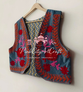 Chaleco Corto sin Mangas de Terciopelo Hecho a Mano para Mujer, Estilo Bohemio Gitano, con Bordado Floral Folclórico, de Algodón Ecológico, Cálido para Invierno - Product Image 4