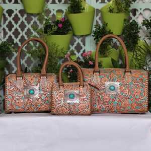 Bolso de Viaje Mini Speedy 100% Cuero Genuino con Flores Grabadas a Mano y una Turquesa Incrustada en el Centro - Product Image 1