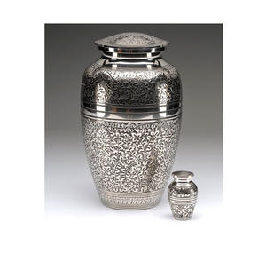 Élégante urne de crémation en laiton poli pour adultes pour le rangement des souvenirs de famille avec finition dorée antique intemporelle - Product Image 4