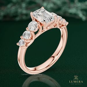 Anillo de Compromiso de Tres Piedras de Diamantes para Mujer, Elegante Joyería Nupcial de Boda, Oro Rosa, Corte Esmeralda, Banda con Acentos Graduados - Product Image 3