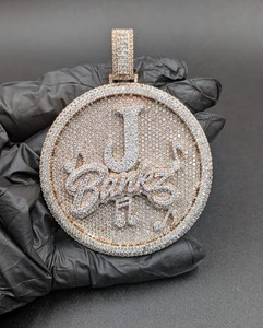 Colgante de medallón redondo 3D con incrustaciones de moissanita micro pavé, de plata 925, con nombre personalizado, estilo hip hop para raperos - Product Image 1