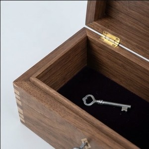 Boîte à bijoux en bois d'acacia, design minimaliste rectangulaire, boîte de rangement à un seul niveau, sculptée, avec serrure en fer, boîtes de rangement décoratives - Product Image 5