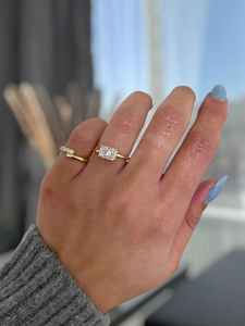 Anillo de Compromiso con Diamante de Laboratorio Único de 2.52 Quilates, Corte Radiante, Oro Amarillo de 14K, Joyería Fina Moderna y Personalizable, Regalo para Novia - Product Image 4