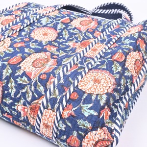Sac fourre-tout en coton matelassé à motif floral marine avec bordure rayée, ouverture supérieure, pour le shopping, la plage et les voyages - Product Image 6