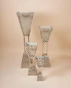 Ensemble de supports géométriques modernes en argent, motif en treillis, base carrée, artisanat élégant et artistique, style contemporain pour la maison et le bureau - Product Image 1