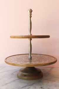Élégant support de service à double étage avec 8 assiettes en bois pour la présentation et la dégustation de gâteaux, écologique et non toxique - Product Image 2