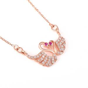 Collar con colgante de cisne en oro rosa con cristales de imitación y ojos de gemas rosas, diseño romántico de animal para mujer, uso diario - Product Image 1