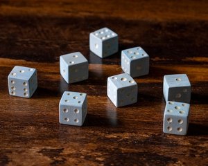 Dados Poliédricos de Madera Natural Premium, Juego de 7 Piezas, Hechos a Mano, Duraderos y Ecológicos para Juegos de Rol y de Mesa, Tradebyd - Product Image 1