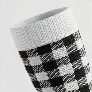 Chaussettes hautes pour hommes, motif à carreaux, tricotées, style classique, design noir et blanc à carreaux - Product Image 4