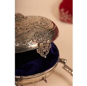 Bolso de mano artesanal God Grace Craft con acabado plateado, forma de bola metálica, patrón circular, logotipo personalizado, tamaño decorativo, grabado en relieve, para la noche - Product Image 3