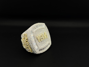 Bague de fiançailles et de mariage tendance en argent moissanite sertie de griffes, style luxe glacé - Product Image 4