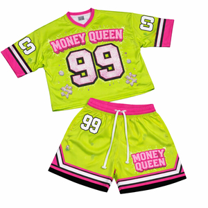 Conjunto de camiseta y pantalones cortos deportivos personalizados con estampado de llamas naranjas y moradas, conjunto atlético con número impreso, conjunto de camiseta y pantalones cortos a juego de poliéster para hombre - Product Image 2
