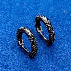 Petites boucles d'oreilles créoles fines en argent, serties de moissanite ronde en sangle, certifiées GRA, de luxe, unisexe - Product Image 4