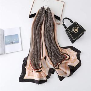 Foulard carré en satin effet soie, style bandana, avec impression personnalisée pour mariage - Product Image 1