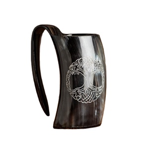 Corne à boire viking triple gravée, écologique, faite à la main, en corne de buffle polie, de forme naturelle et au design personnalisé - Product Image 1