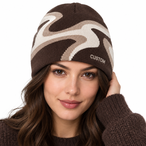 Bonnet en tricot à motif vague abstrait, marron chocolat et beige, avec logo latéral, unisexe, design graphique, fournisseur en gros USA - Product Image 1