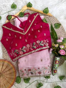 Sari en soie de créateur fantaisie avec bordure fleurie et feuillagée, cordon brodé et travail de sequins de 3 mm - Ensemble prêt-à-porter avec chemisier Saree Love - Product Image 5