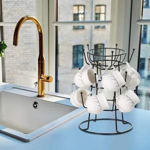 Soporte clásico para tazas de hierro diseñado para colgar varias tazas de forma segura en espacios de cocina del hogar con un acabado elegante. - Product Image 1