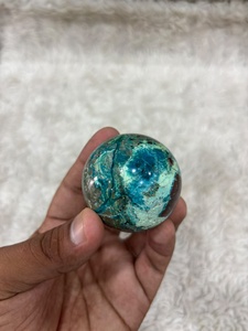 Esfera de crisocola shattuckita con tonos minerales azul verdoso vivos, patrones de matriz intrincados, pulida, redondeada y distintiva - Product Image 2