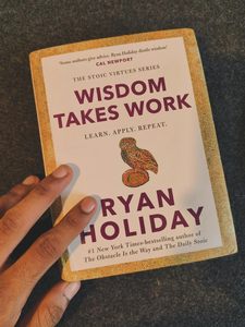 La sabiduría requiere trabajo, de Ryan Holiday, libro de bolsillo, guía motivacional sobre mentalidad y crecimiento personal - Product Image 2