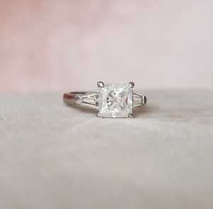 Hermoso anillo de compromiso de moissanita con corte princesa y tres piedras, con baguette lateral, en oro amarillo de 14K, anillo de promesa de tres piedras, regalo para ella. - Product Image 6
