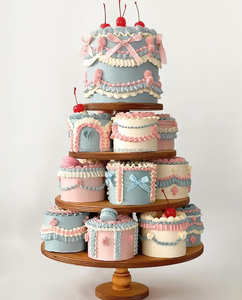 Présentoir à gâteau en bois gravé sur mesure pour offrir, idéal pour les mariages, les célébrations, la vitrine de boulangerie personnalisée et la décoration d'événement - Product Image 1